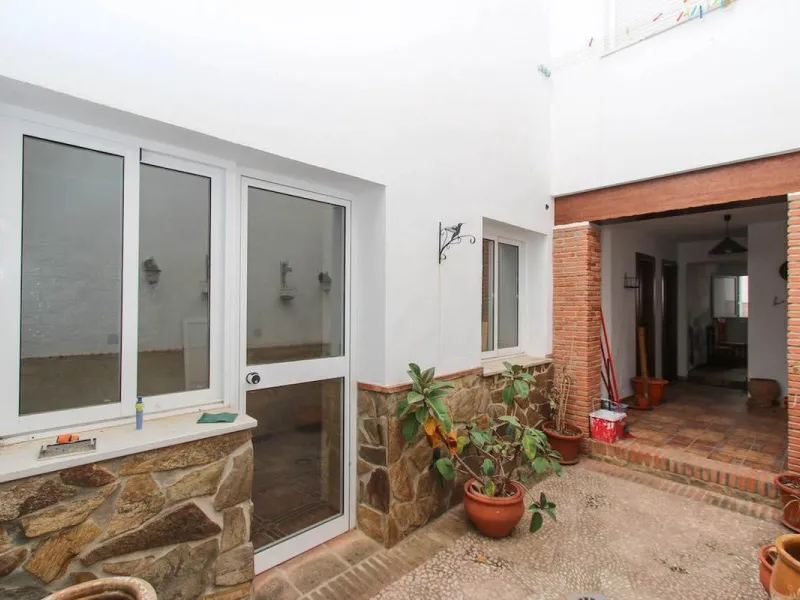 House - Townhouse в продаже в Guaro, Málaga. В доме 7 спален и 3 ванных комнат. Площадь дома 362 м²