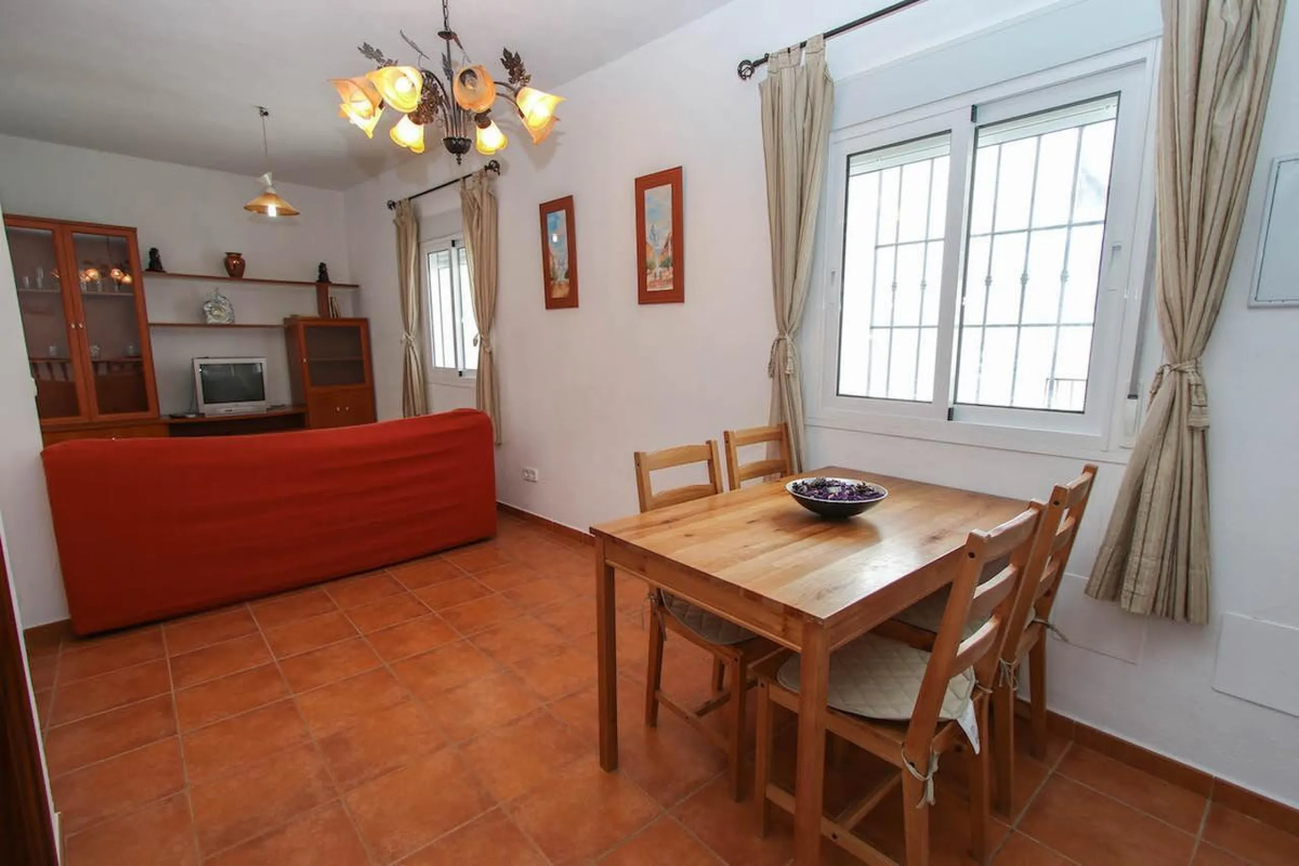House - Townhouse в продаже в Guaro, Málaga. В доме 7 спален и 3 ванных комнат. Площадь дома 362 м²