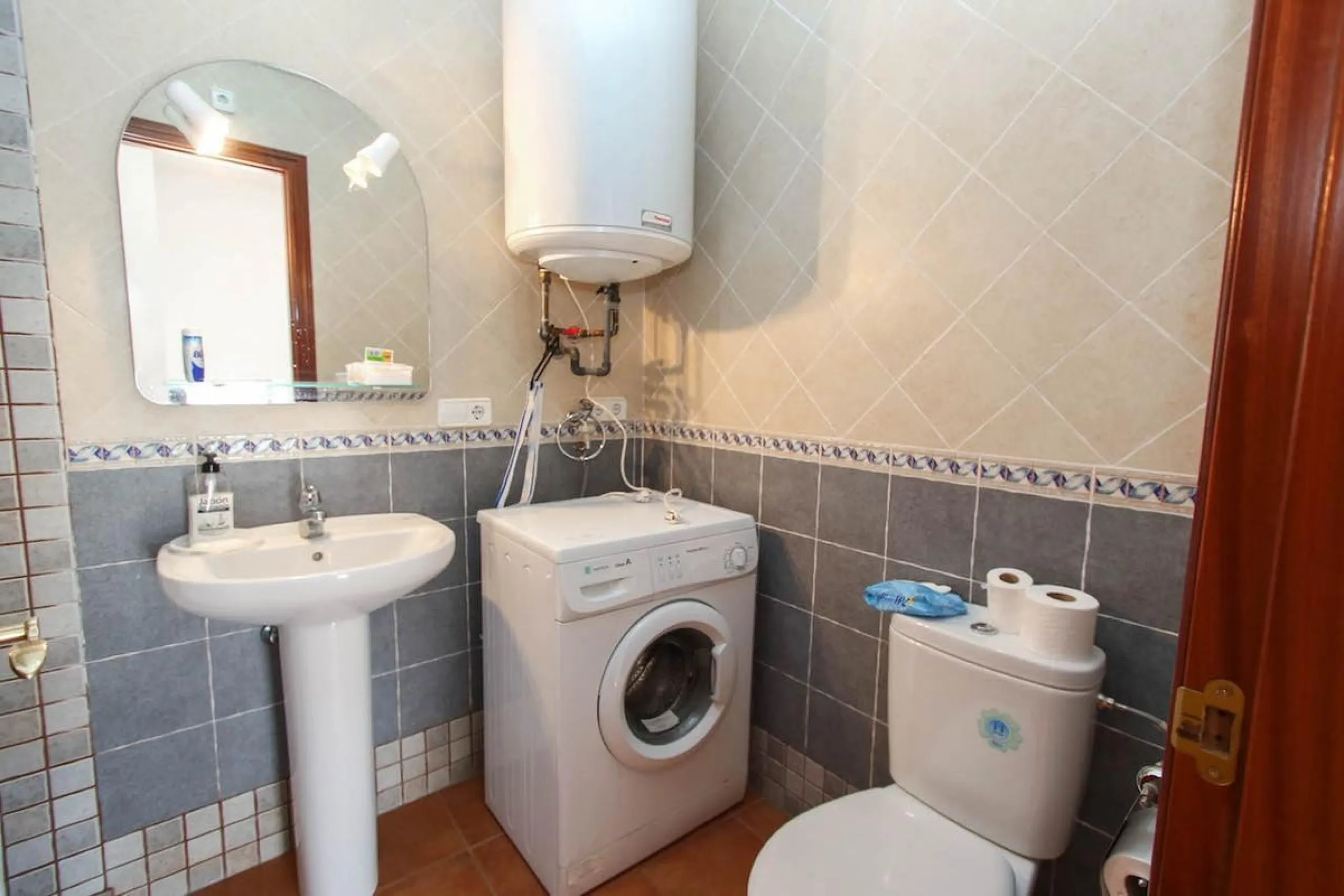 House - Townhouse в продаже в Guaro, Málaga. В доме 7 спален и 3 ванных комнат. Площадь дома 362 м²