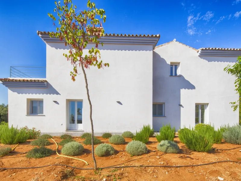 AN OUTSTANDING OPPORTUNITY to own an IMPRESSIVE FINCA OF 30,000M2 OF FLAT LAND with 1,000 walnut trees and a beautiful, stylish modern home with a private swimming pool and exceptional views.