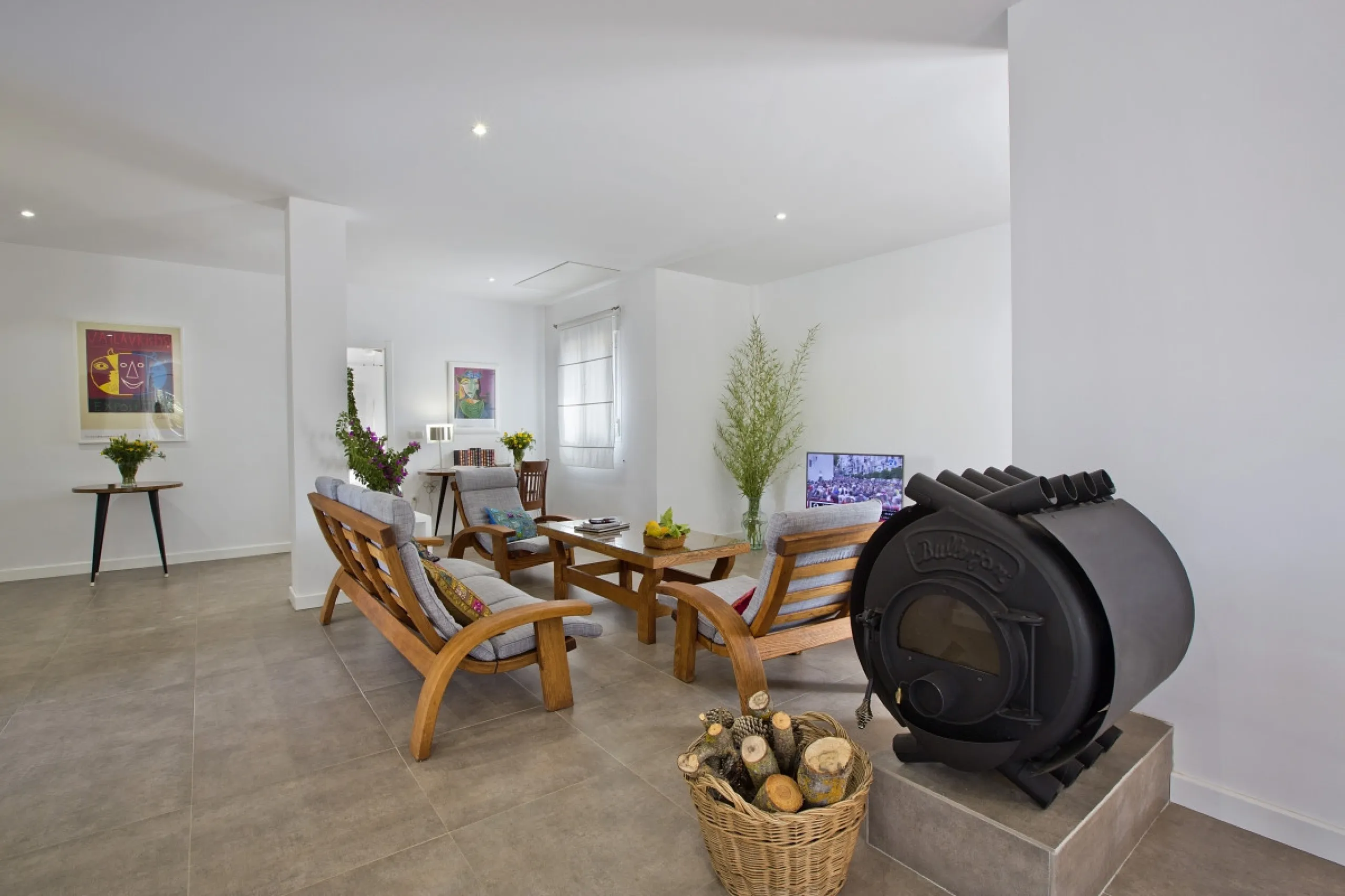 AN OUTSTANDING OPPORTUNITY to own an IMPRESSIVE FINCA OF 30,000M2 OF FLAT LAND with 1,000 walnut trees and a beautiful, stylish modern home with a private swimming pool and exceptional views.