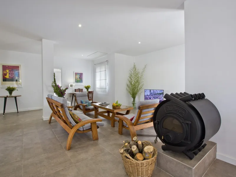 AN OUTSTANDING OPPORTUNITY to own an IMPRESSIVE FINCA OF 30,000M2 OF FLAT LAND with 1,000 walnut trees and a beautiful, stylish modern home with a private swimming pool and exceptional views.