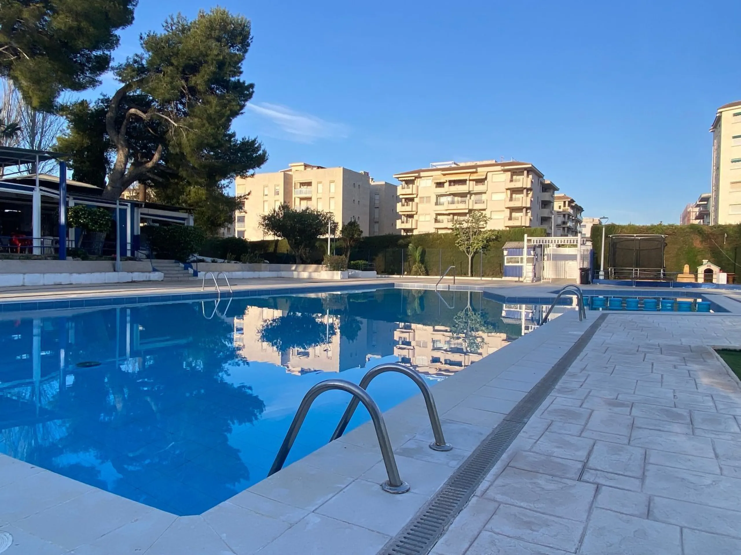 Exclusive seafront apartment in Calafell with private club access