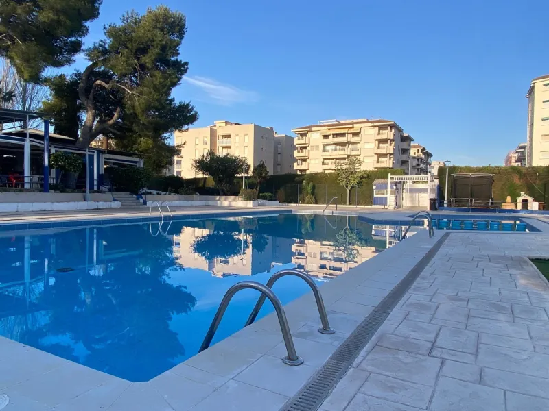 Exclusive seafront apartment in Calafell with private club access