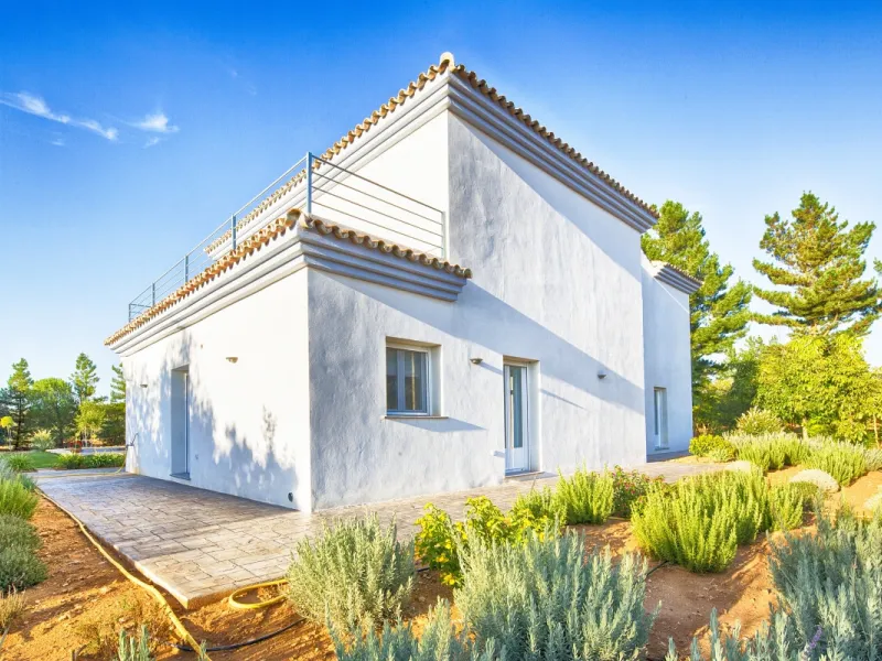 AN OUTSTANDING OPPORTUNITY to own an IMPRESSIVE FINCA OF 30,000M2 OF FLAT LAND with 1,000 walnut trees and a beautiful, stylish modern home with a private swimming pool and exceptional views.