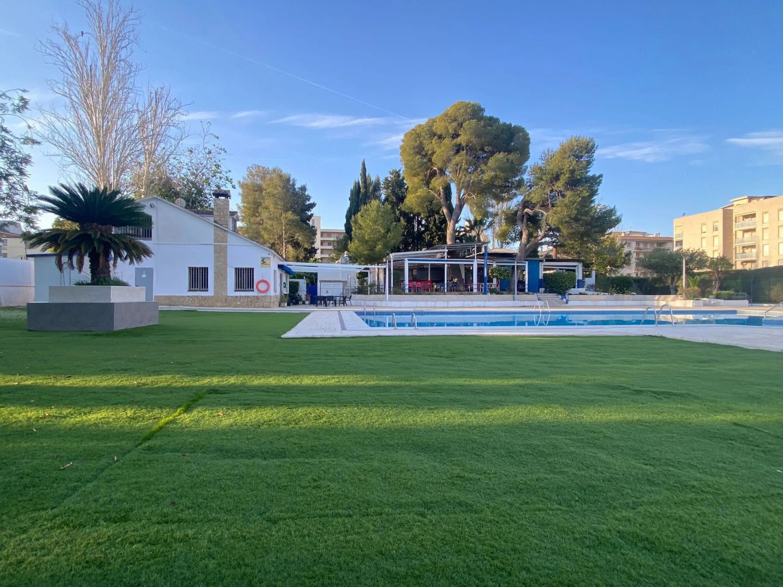 Exclusive seafront apartment in Calafell with private club access
