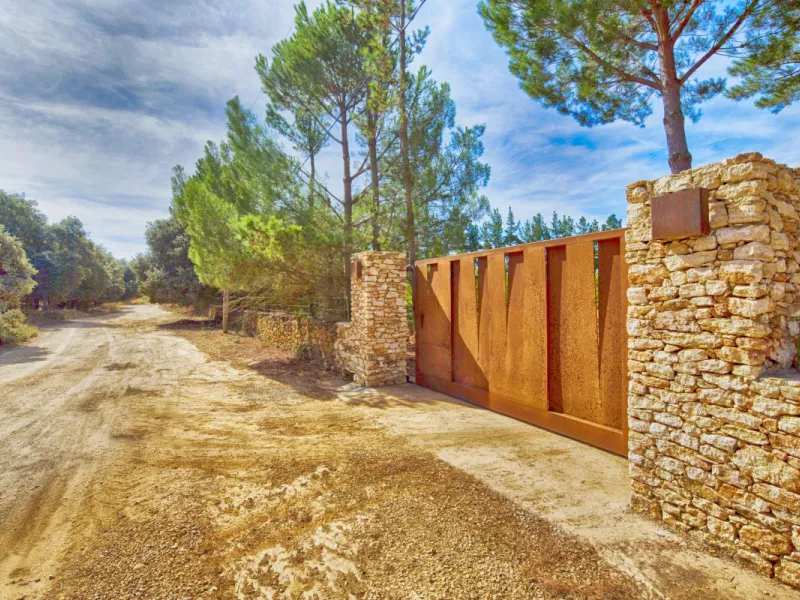 AN OUTSTANDING OPPORTUNITY to own an IMPRESSIVE FINCA OF 30,000M2 OF FLAT LAND with 1,000 walnut trees and a beautiful, stylish modern home with a private swimming pool and exceptional views.