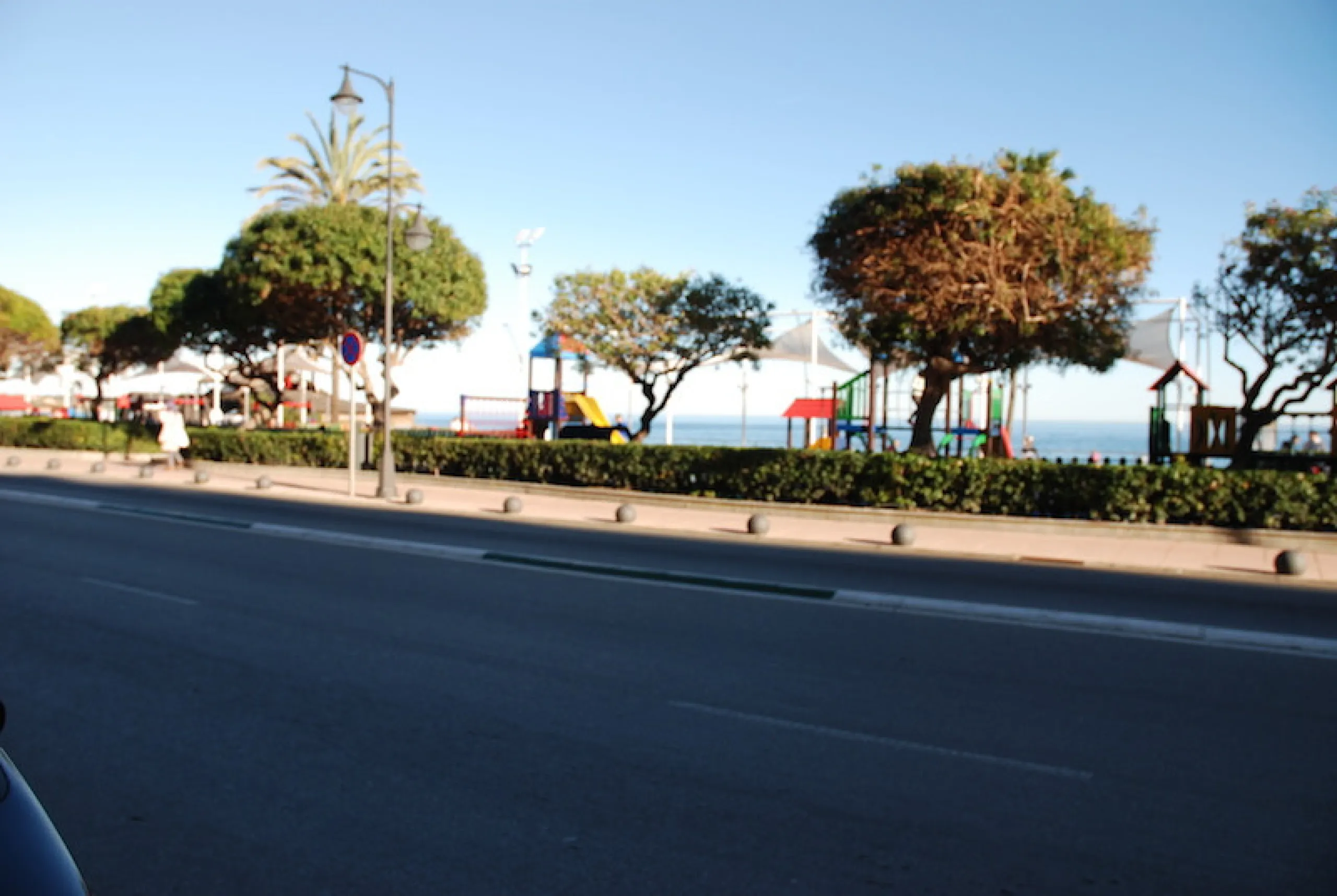 Local commercial, in the Paseo Maritimo of Estepona, the local actually is rented out to a chiness shop. with two access, front side is facing to the Beach, the back side is facing to small square, with resturants, etc. there is also posibility to do a re