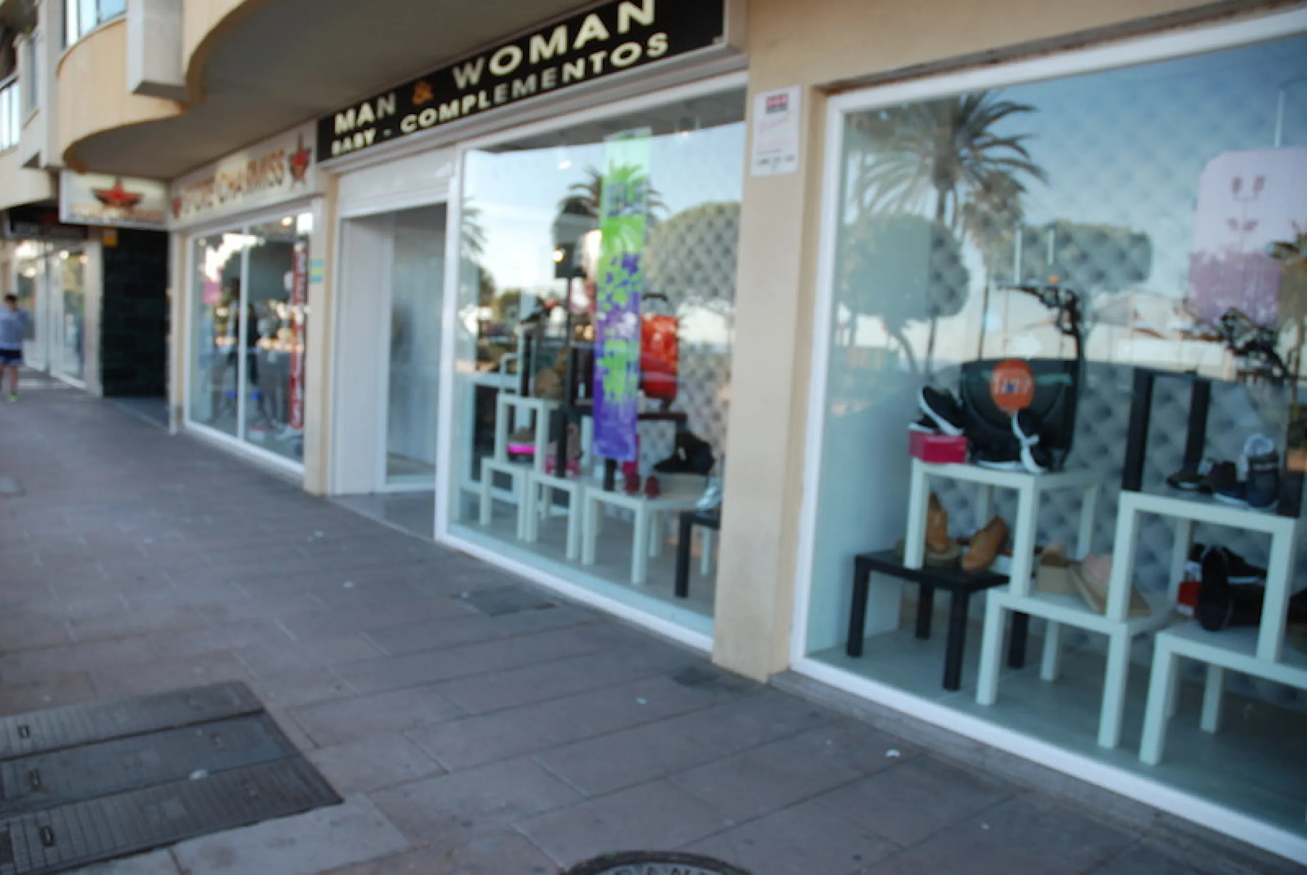 Local commercial, in the Paseo Maritimo of Estepona, the local actually is rented out to a chiness shop. with two access, front side is facing to the Beach, the back side is facing to small square, with resturants, etc. there is also posibility to do a re