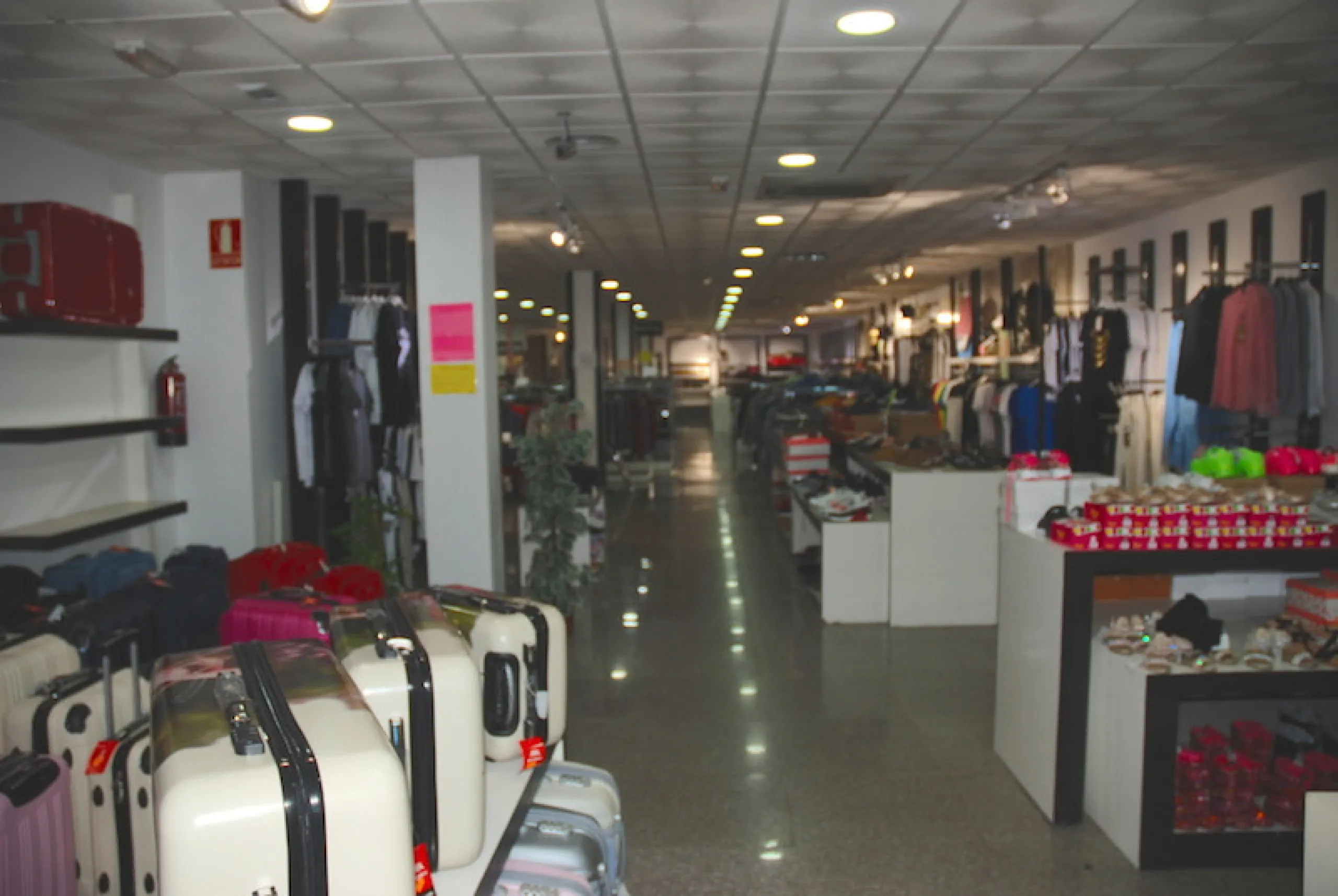 Local commercial, in the Paseo Maritimo of Estepona, the local actually is rented out to a chiness shop. with two access, front side is facing to the Beach, the back side is facing to small square, with resturants, etc. there is also posibility to do a re