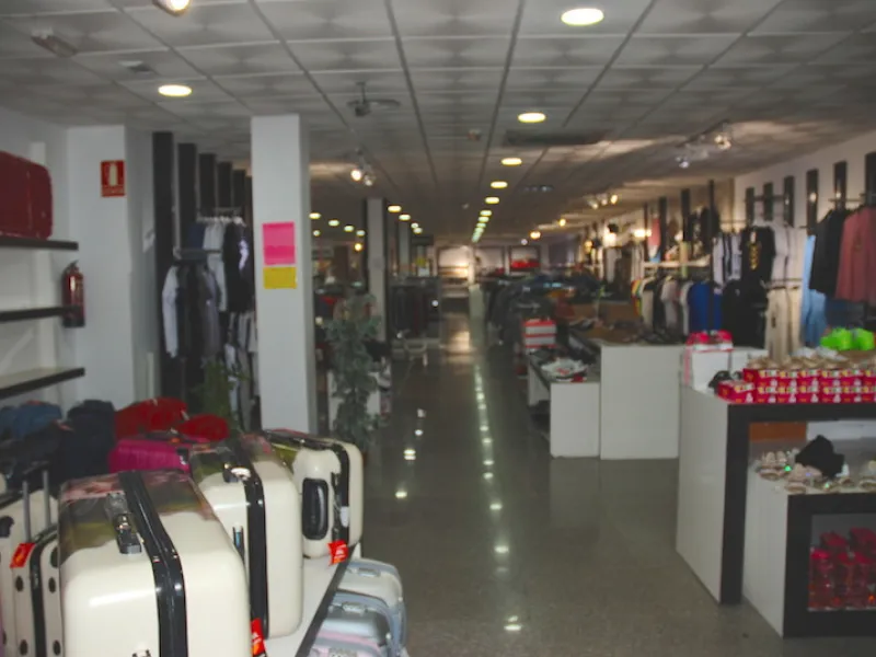 Local commercial, in the Paseo Maritimo of Estepona, the local actually is rented out to a chiness shop. with two access, front side is facing to the Beach, the back side is facing to small square, with resturants, etc. there is also posibility to do a re