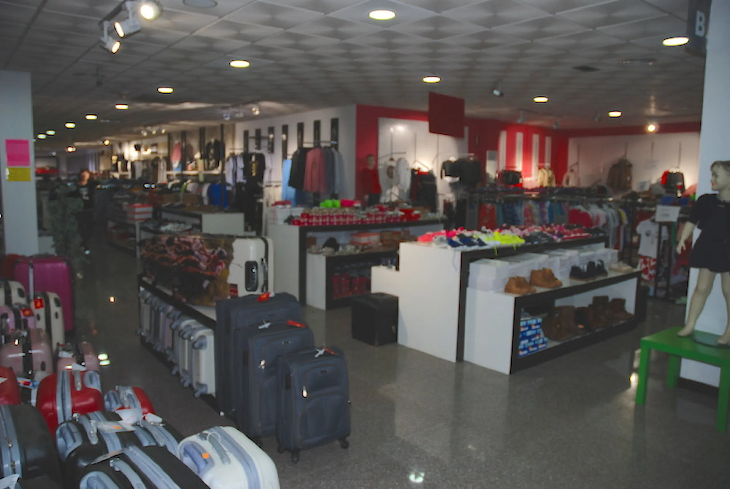 Local commercial, in the Paseo Maritimo of Estepona, the local actually is rented out to a chiness shop. with two access, front side is facing to the Beach, the back side is facing to small square, with resturants, etc. there is also posibility to do a re