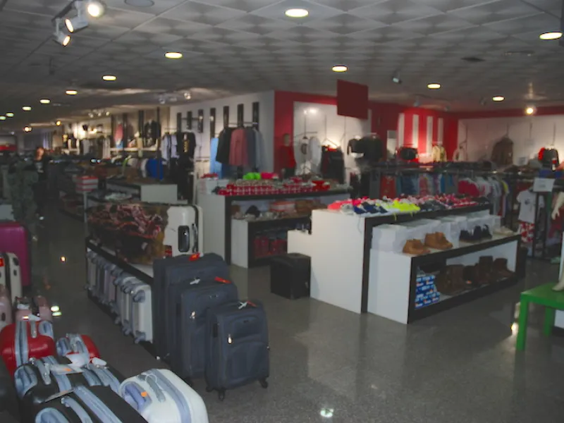 Local commercial, in the Paseo Maritimo of Estepona, the local actually is rented out to a chiness shop. with two access, front side is facing to the Beach, the back side is facing to small square, with resturants, etc. there is also posibility to do a re