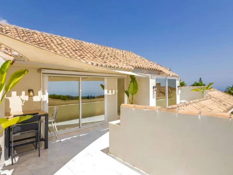 Southwest facing, luxury duplex 3 bedroom en-suite apartment in Nagueles with spectacular views to the Mediterranean , Gibraltar and Africa. The apartment is situated in a tranquil location, within a  luxury complex of only 16 apartments;3 minutes from th