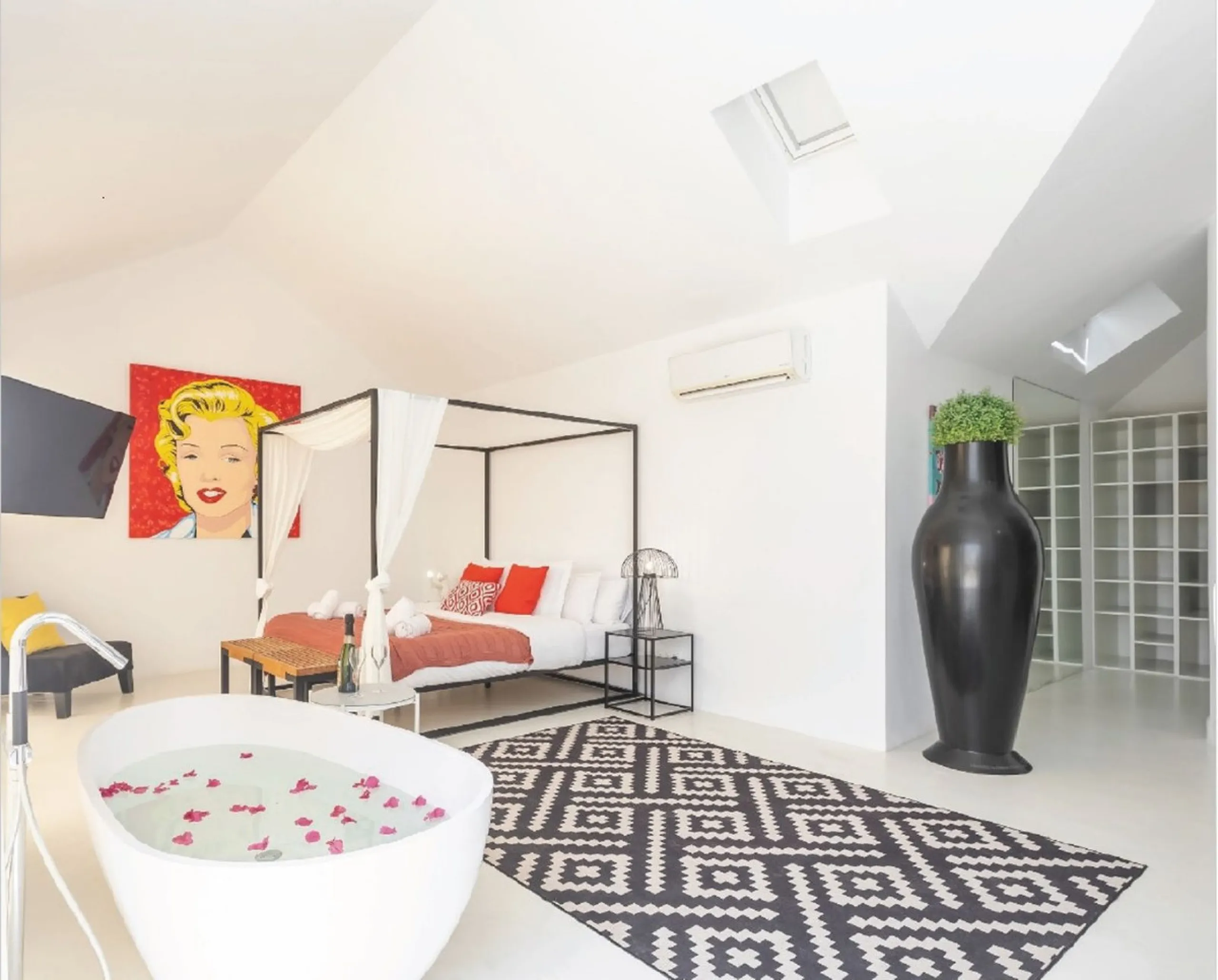 Apartment - Penthouse в продаже в Marbella, Málaga. В доме 3 спален и 4 ванных комнат. Площадь дома 290 м². Площадь участка 390 м²