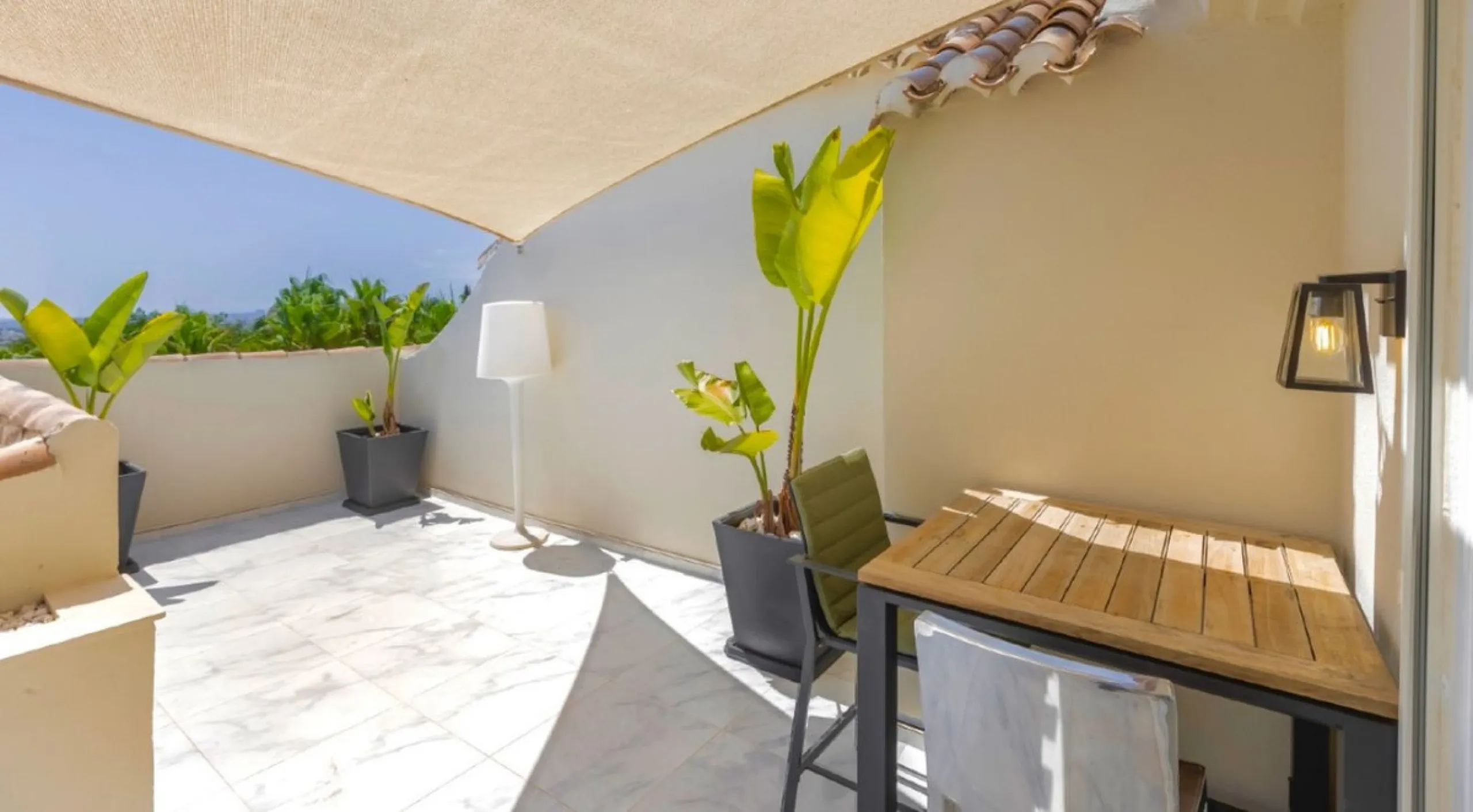 Apartment - Penthouse в продаже в Marbella, Málaga. В доме 3 спален и 4 ванных комнат. Площадь дома 290 м². Площадь участка 390 м²