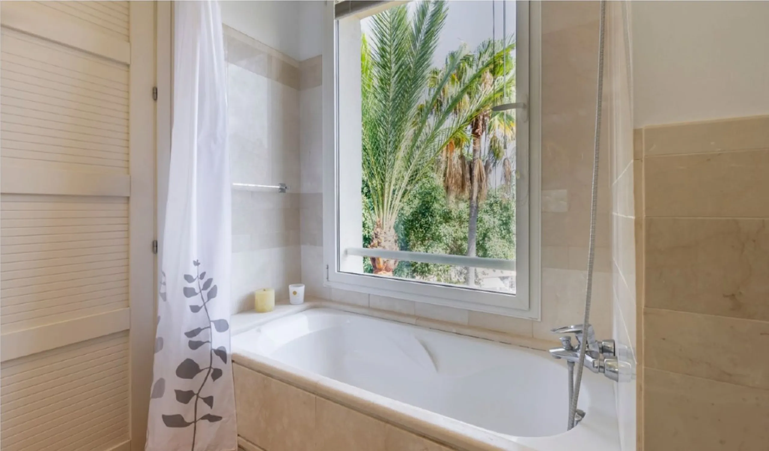 Apartment - Penthouse в продаже в Marbella, Málaga. В доме 3 спален и 4 ванных комнат. Площадь дома 290 м². Площадь участка 390 м²