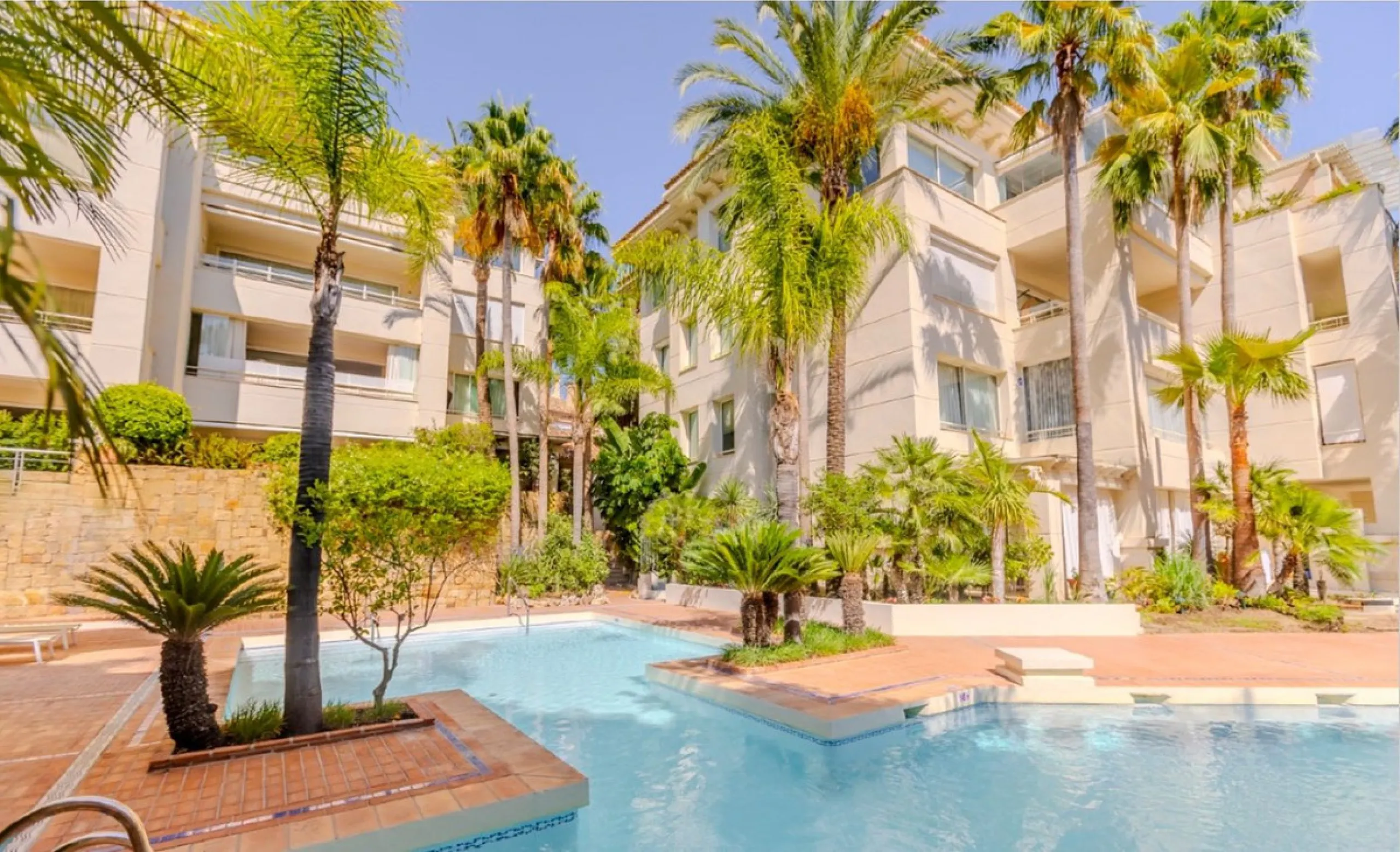 Apartment - Penthouse в продаже в Marbella, Málaga. В доме 3 спален и 4 ванных комнат. Площадь дома 290 м². Площадь участка 390 м²