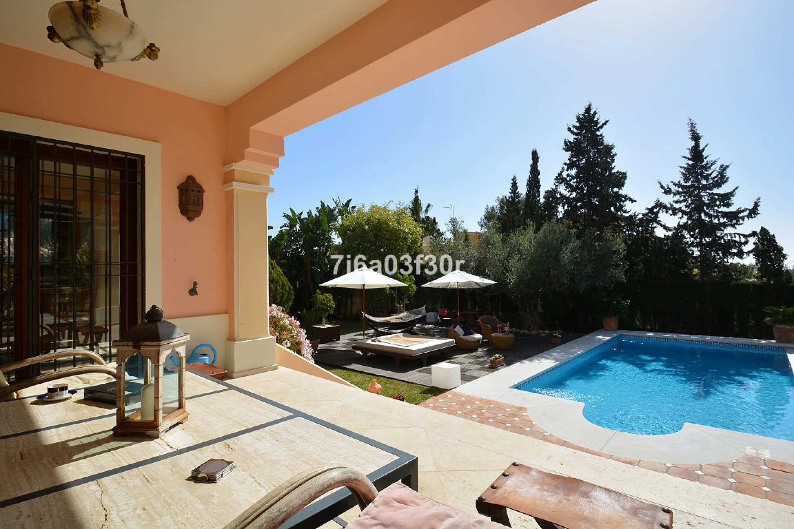 House - Detached Villa в продаже в Marbella, Málaga. В доме 5 спален и 4 ванных комнат. Площадь дома 600 м². Площадь участка 1080 м²