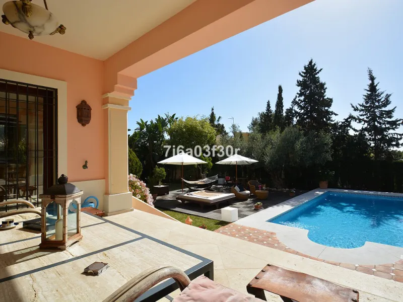House - Detached Villa в продаже в Marbella, Málaga. В доме 5 спален и 4 ванных комнат. Площадь дома 600 м². Площадь участка 1080 м²