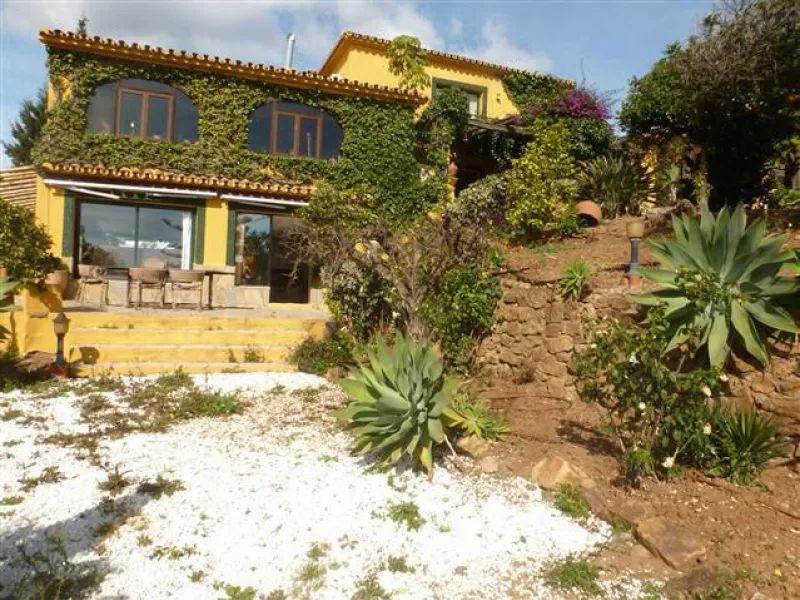 House - Detached Villa в продаже в Estepona, Málaga. В доме 6 спален и 4 ванных комнат. Площадь дома 380 м². Площадь участка 4700 м²