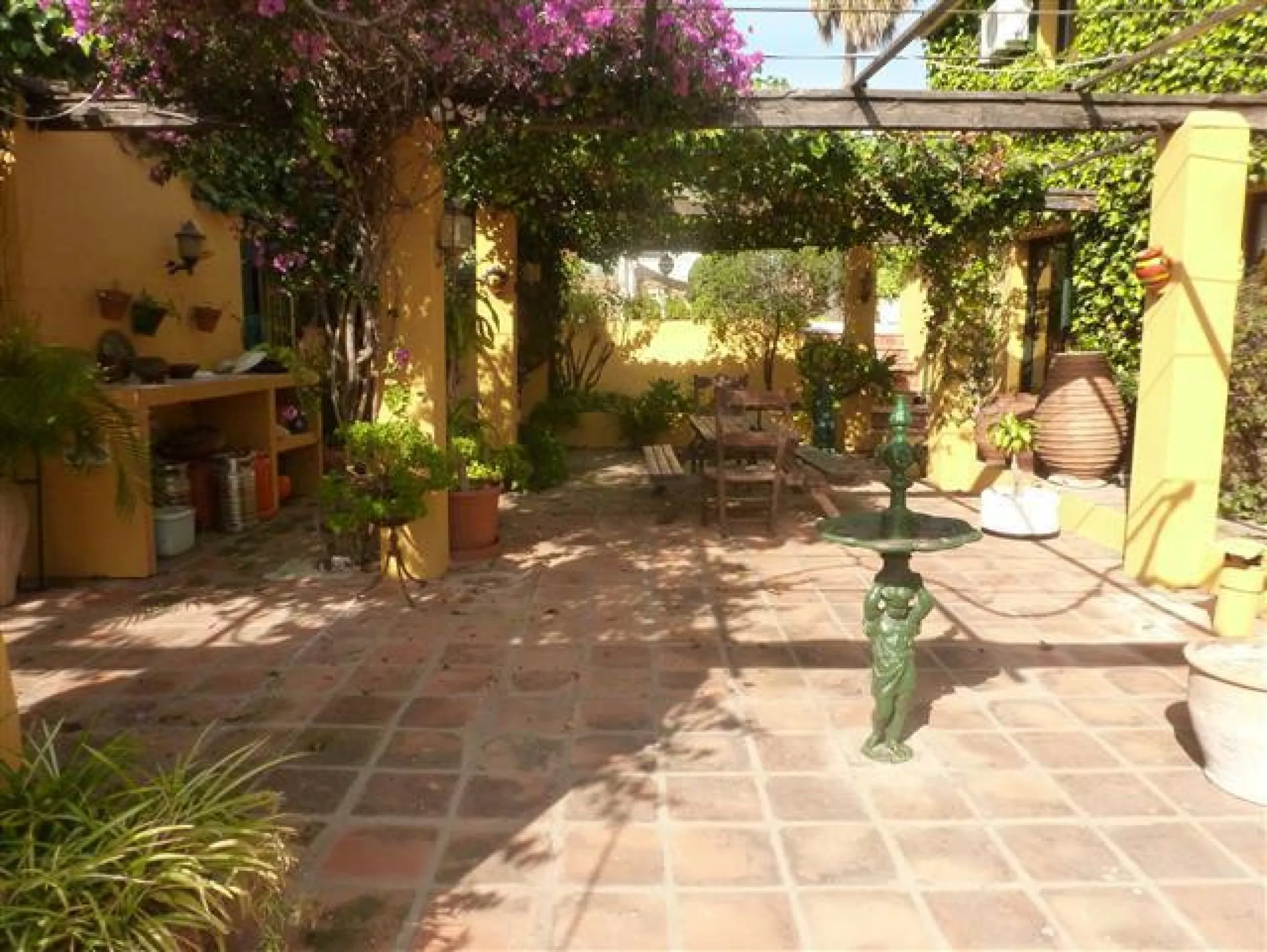 House - Detached Villa в продаже в Estepona, Málaga. В доме 6 спален и 4 ванных комнат. Площадь дома 380 м². Площадь участка 4700 м²