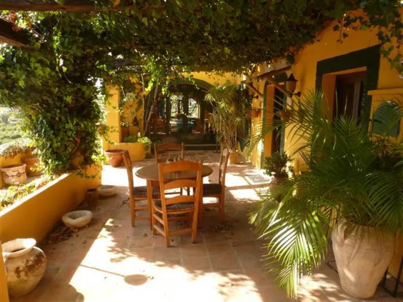 House - Detached Villa в продаже в Estepona, Málaga. В доме 6 спален и 4 ванных комнат. Площадь дома 380 м². Площадь участка 4700 м²