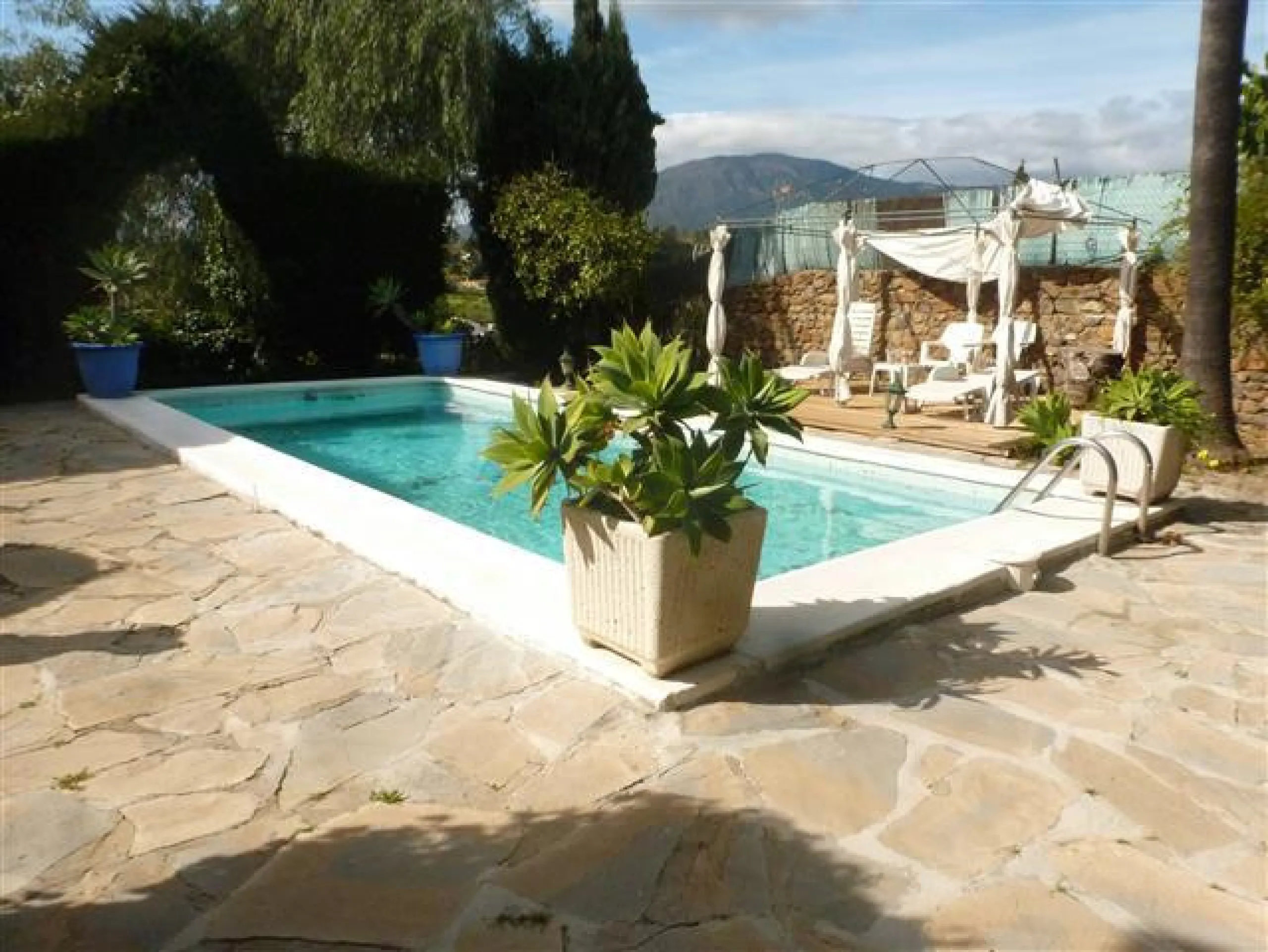 House - Detached Villa в продаже в Estepona, Málaga. В доме 6 спален и 4 ванных комнат. Площадь дома 380 м². Площадь участка 4700 м²