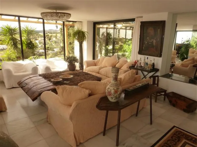 House - Detached Villa в продаже в Estepona, Málaga. В доме 6 спален и 4 ванных комнат. Площадь дома 380 м². Площадь участка 4700 м²