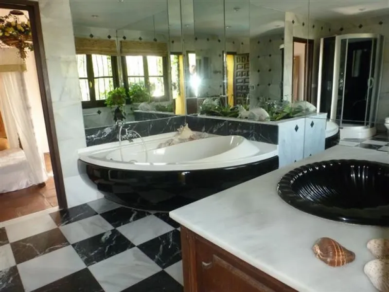 House - Detached Villa в продаже в Estepona, Málaga. В доме 6 спален и 4 ванных комнат. Площадь дома 380 м². Площадь участка 4700 м²