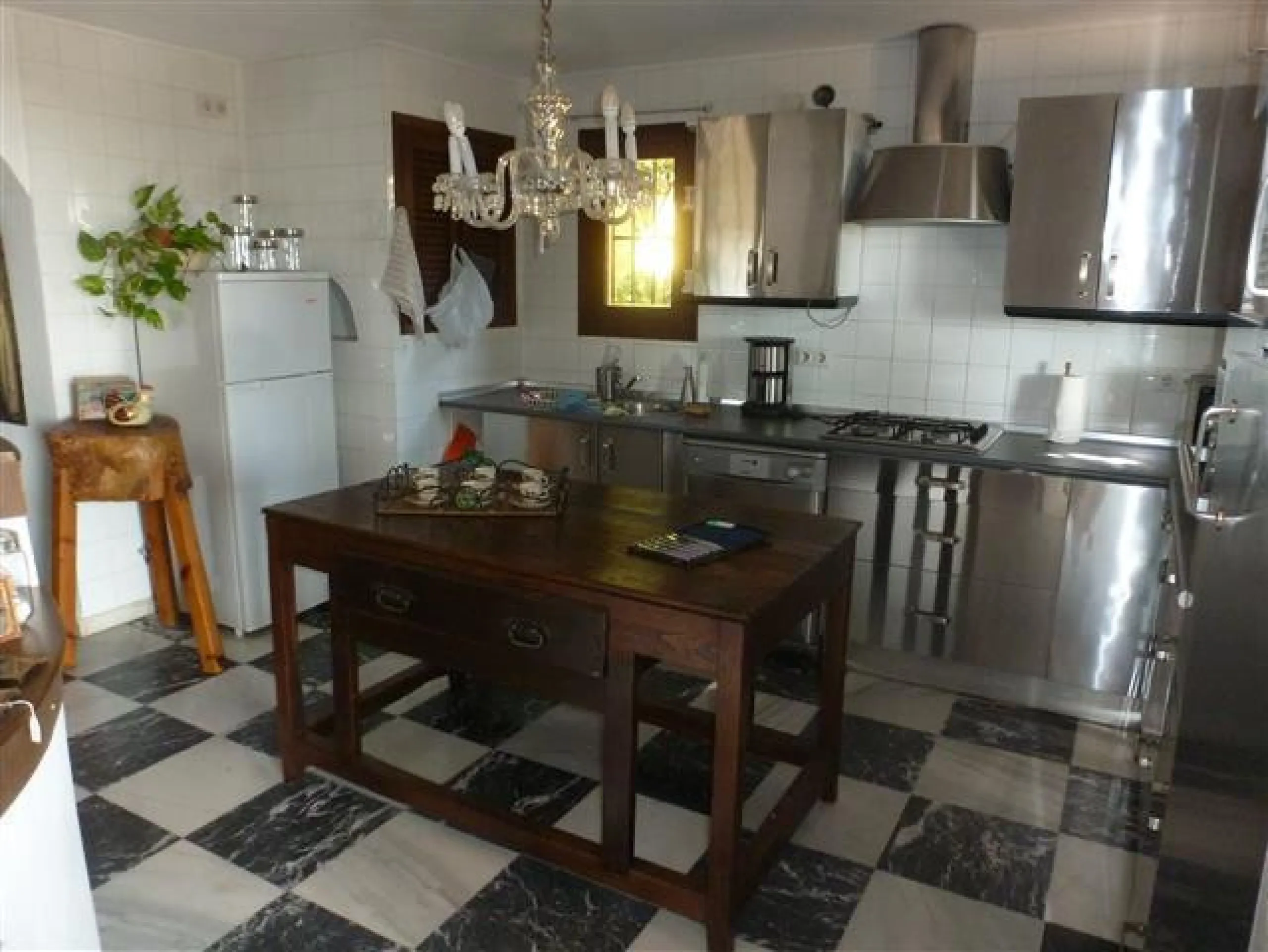 House - Detached Villa в продаже в Estepona, Málaga. В доме 6 спален и 4 ванных комнат. Площадь дома 380 м². Площадь участка 4700 м²