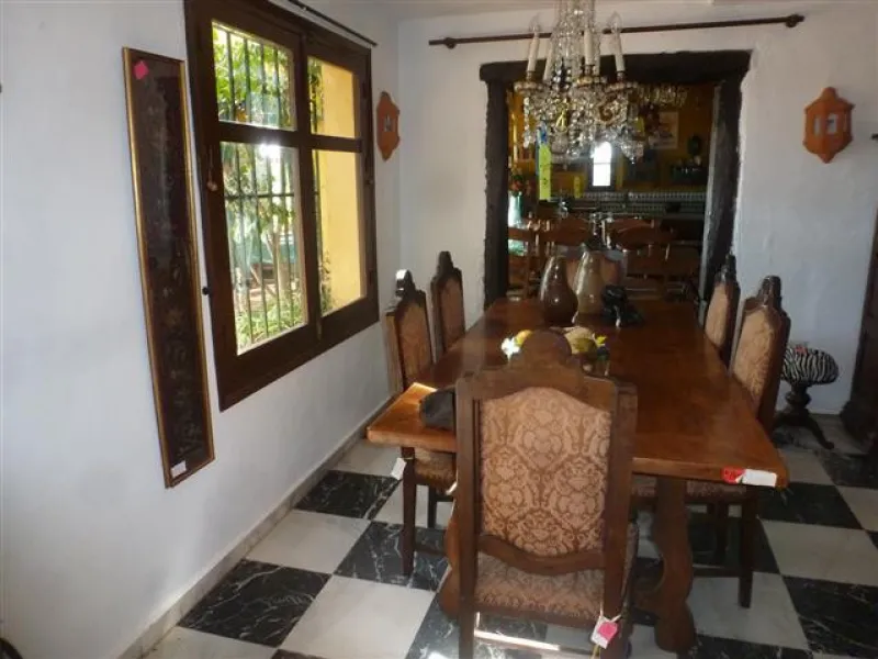 House - Detached Villa в продаже в Estepona, Málaga. В доме 6 спален и 4 ванных комнат. Площадь дома 380 м². Площадь участка 4700 м²