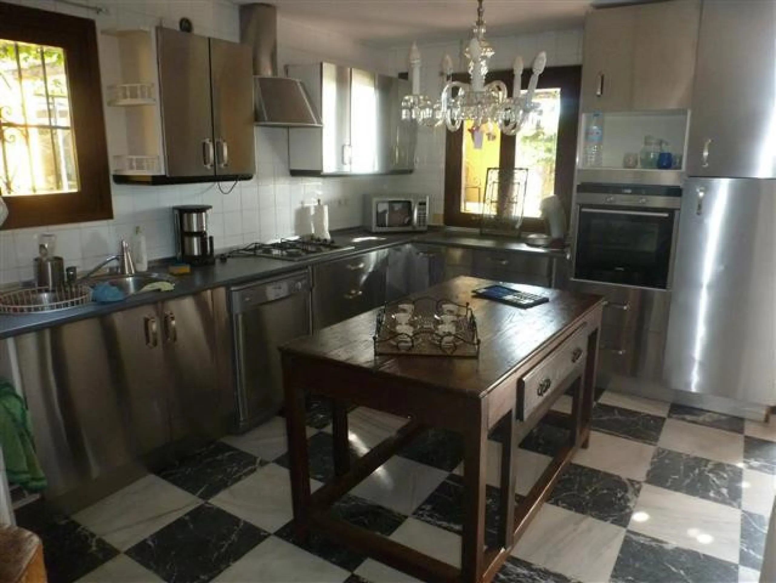 House - Detached Villa в продаже в Estepona, Málaga. В доме 6 спален и 4 ванных комнат. Площадь дома 380 м². Площадь участка 4700 м²