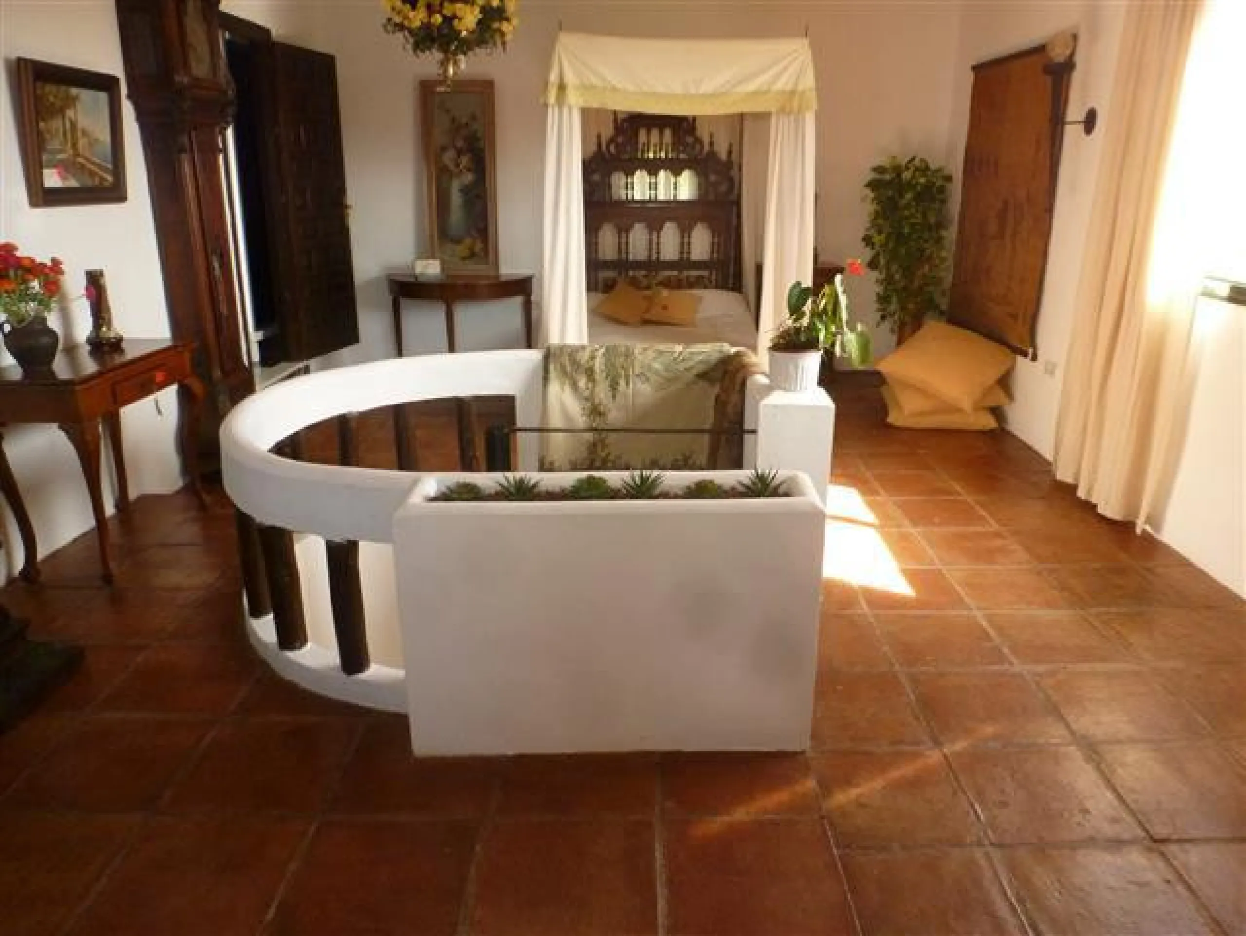 House - Detached Villa в продаже в Estepona, Málaga. В доме 6 спален и 4 ванных комнат. Площадь дома 380 м². Площадь участка 4700 м²