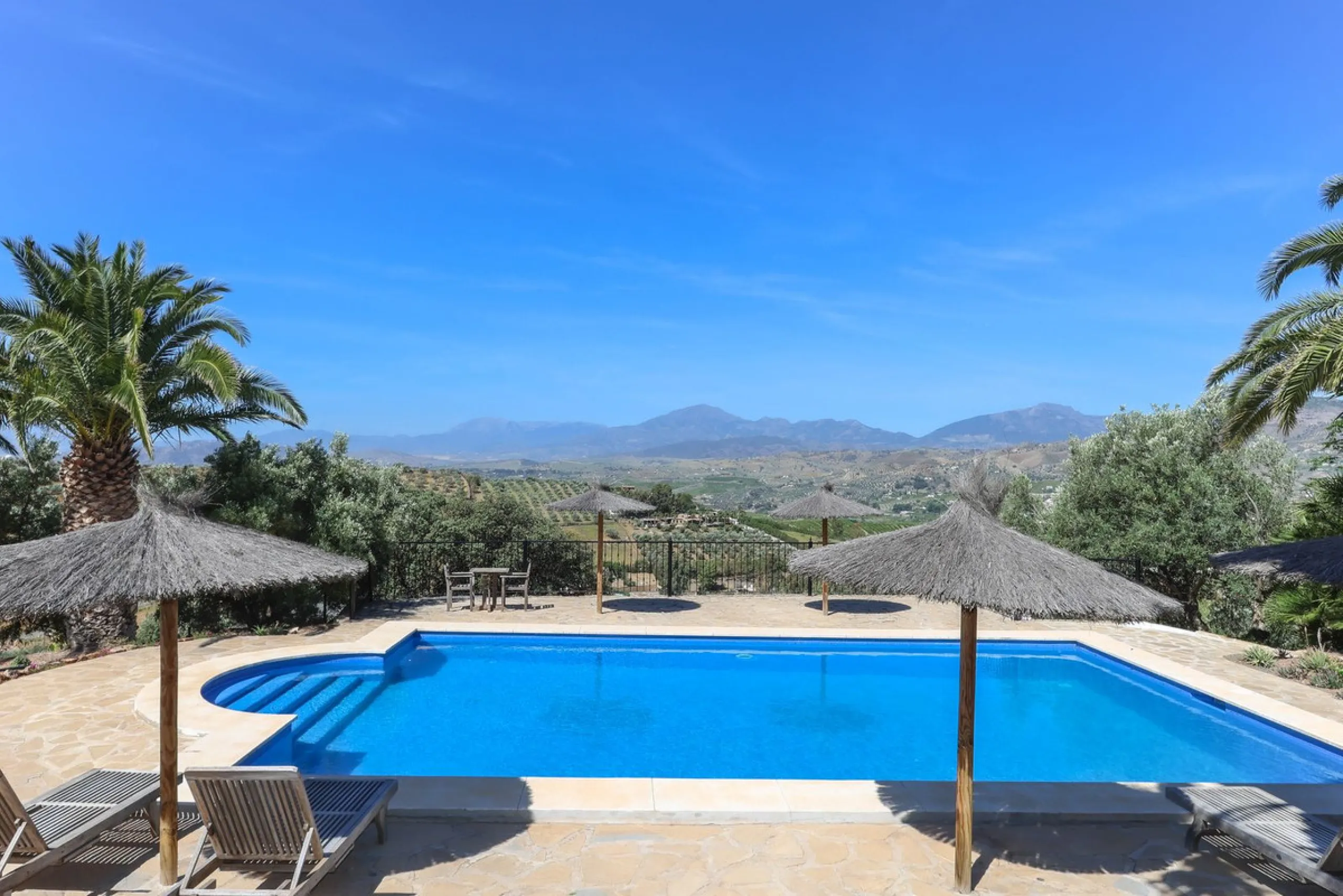 Commercial - Bed and Breakfast в продаже в Alora, Málaga. В доме 7 спален и 6 ванных комнат. Площадь дома 580 м². Площадь участка 17000 м²