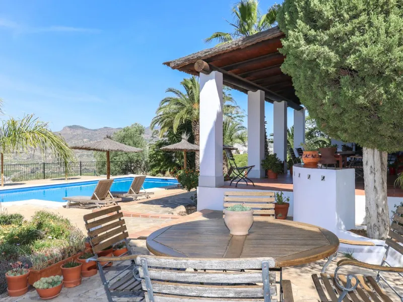 Commercial - Bed and Breakfast в продаже в Alora, Málaga. В доме 7 спален и 6 ванных комнат. Площадь дома 580 м². Площадь участка 17000 м²
