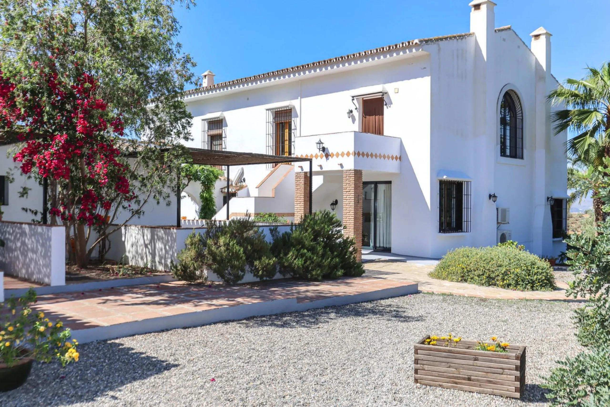 Commercial - Bed and Breakfast в продаже в Alora, Málaga. В доме 7 спален и 6 ванных комнат. Площадь дома 580 м². Площадь участка 17000 м²