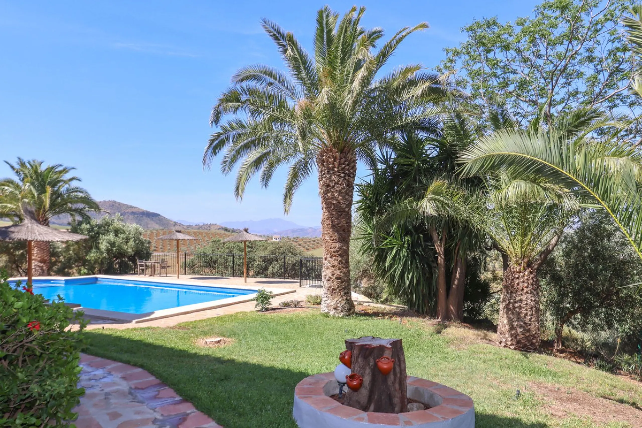 Commercial - Bed and Breakfast в продаже в Alora, Málaga. В доме 7 спален и 6 ванных комнат. Площадь дома 580 м². Площадь участка 17000 м²