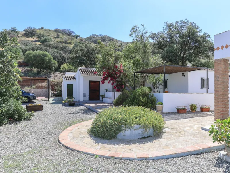Commercial - Bed and Breakfast в продаже в Alora, Málaga. В доме 7 спален и 6 ванных комнат. Площадь дома 580 м². Площадь участка 17000 м²