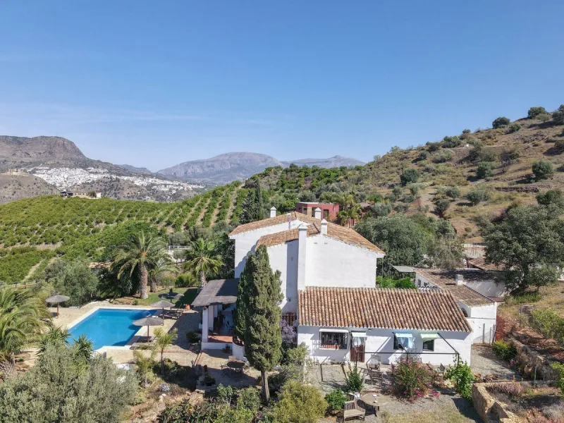 Commercial - Bed and Breakfast в продаже в Alora, Málaga. В доме 7 спален и 6 ванных комнат. Площадь дома 580 м². Площадь участка 17000 м²