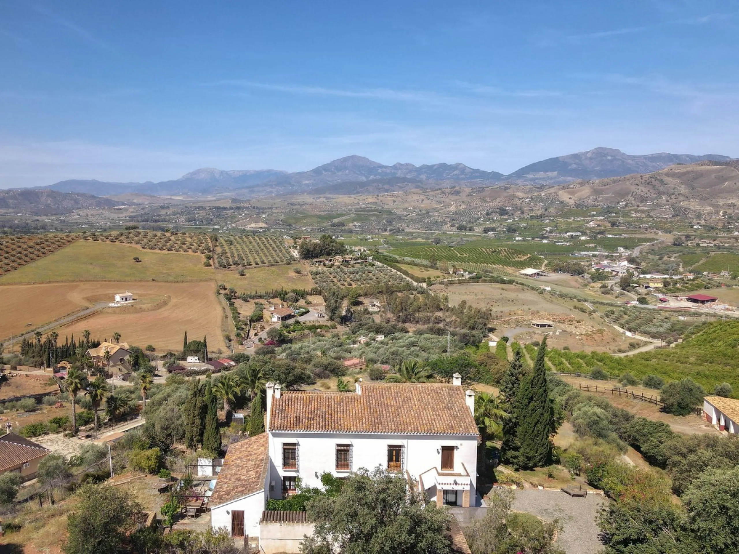 Commercial - Bed and Breakfast в продаже в Alora, Málaga. В доме 7 спален и 6 ванных комнат. Площадь дома 580 м². Площадь участка 17000 м²