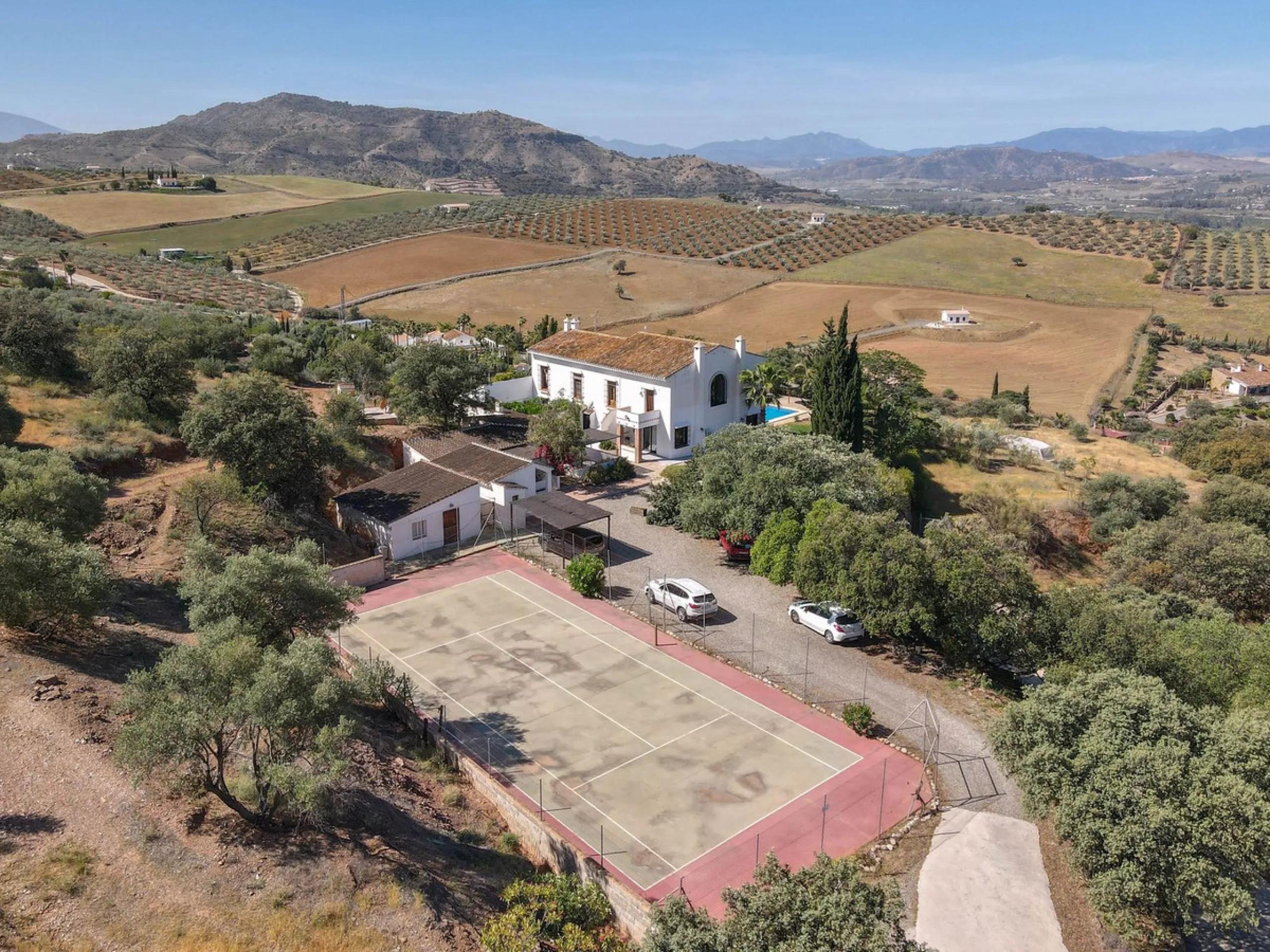 Commercial - Bed and Breakfast в продаже в Alora, Málaga. В доме 7 спален и 6 ванных комнат. Площадь дома 580 м². Площадь участка 17000 м²