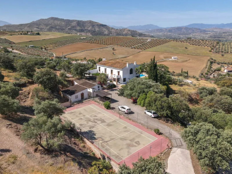 Commercial - Bed and Breakfast в продаже в Alora, Málaga. В доме 7 спален и 6 ванных комнат. Площадь дома 580 м². Площадь участка 17000 м²