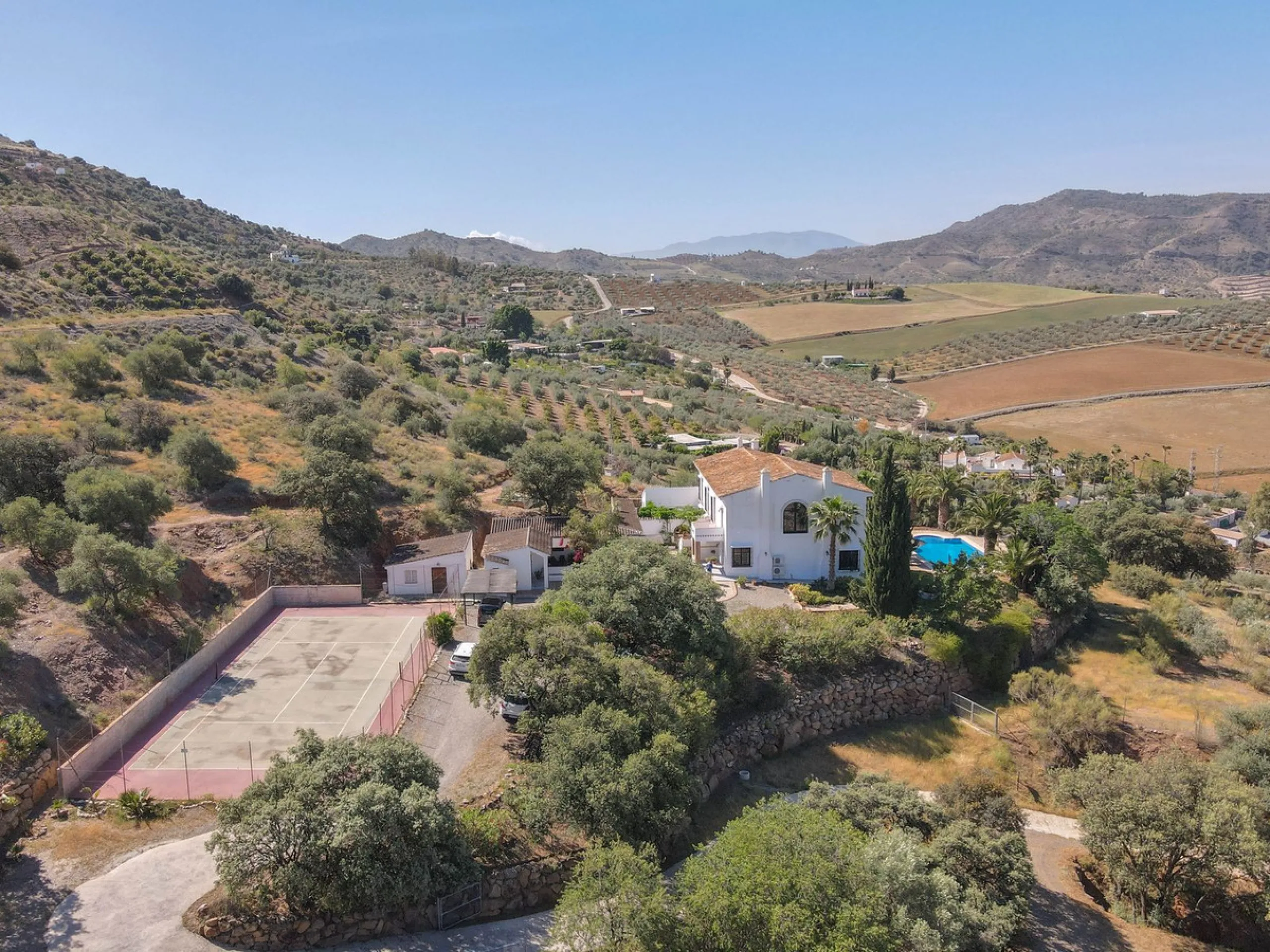 Commercial - Bed and Breakfast в продаже в Alora, Málaga. В доме 7 спален и 6 ванных комнат. Площадь дома 580 м². Площадь участка 17000 м²