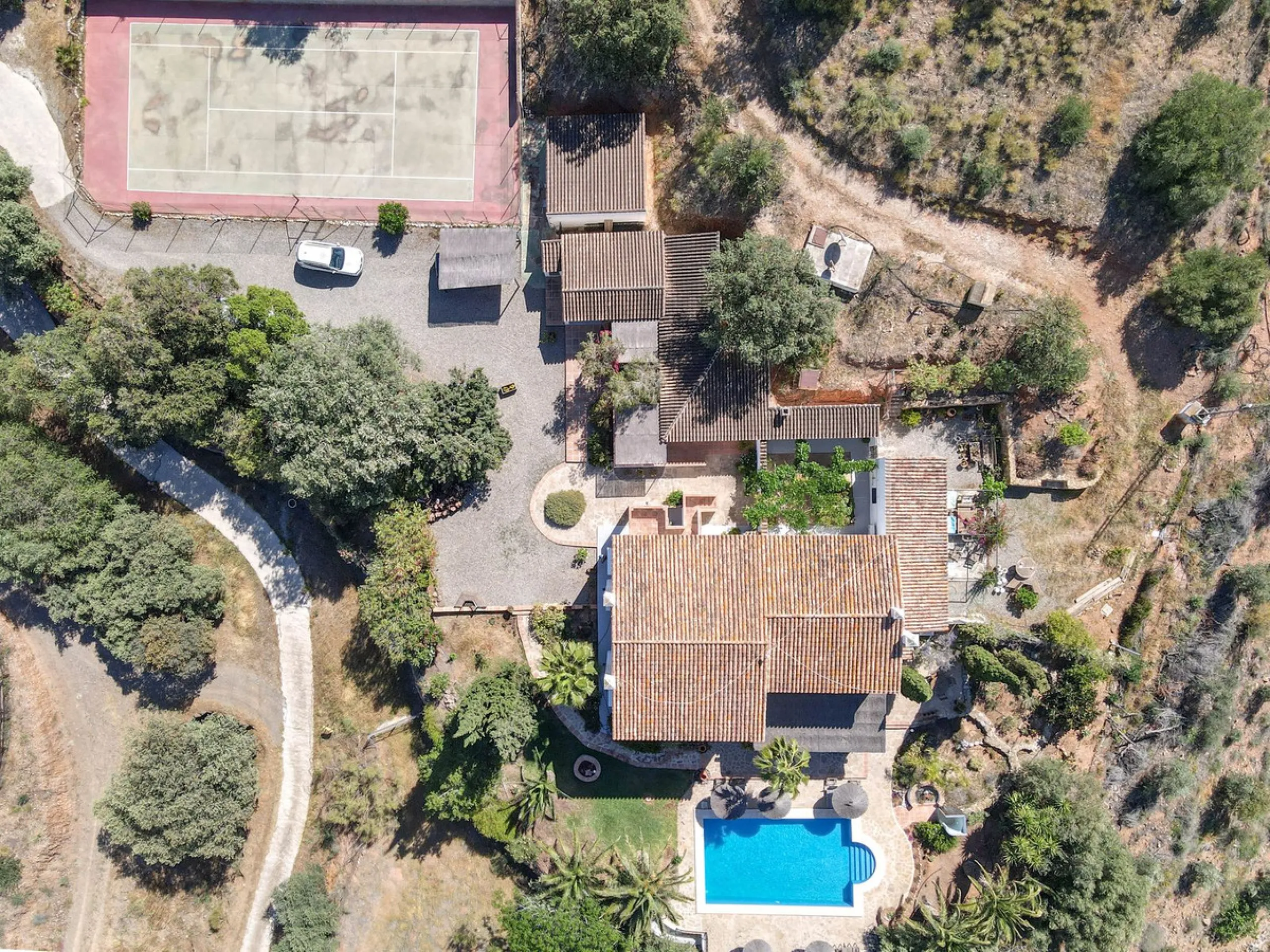 Commercial - Bed and Breakfast в продаже в Alora, Málaga. В доме 7 спален и 6 ванных комнат. Площадь дома 580 м². Площадь участка 17000 м²