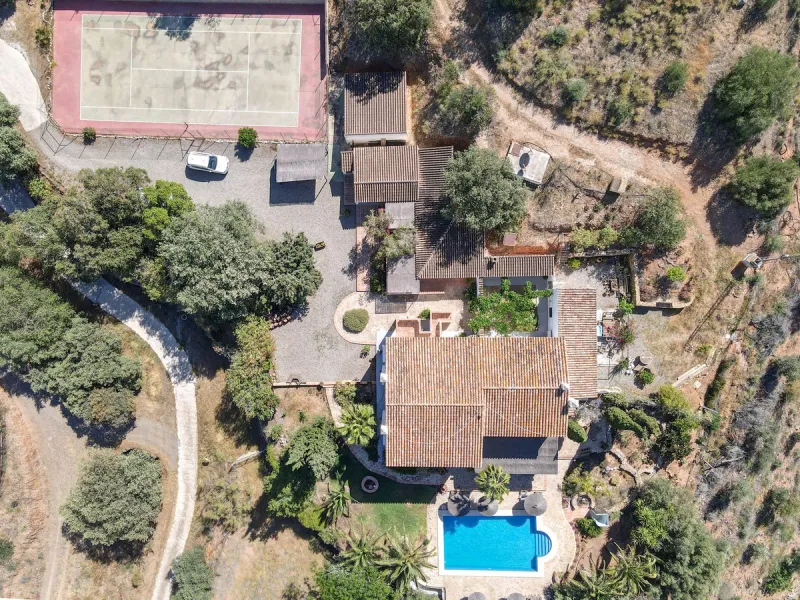 Commercial - Bed and Breakfast в продаже в Alora, Málaga. В доме 7 спален и 6 ванных комнат. Площадь дома 580 м². Площадь участка 17000 м²