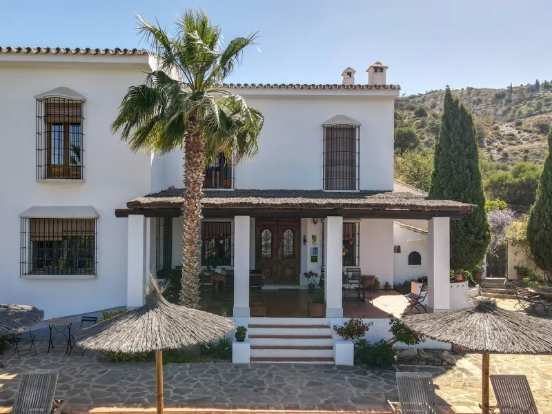 Commercial - Bed and Breakfast в продаже в Alora, Málaga. В доме 7 спален и 6 ванных комнат. Площадь дома 580 м². Площадь участка 17000 м²