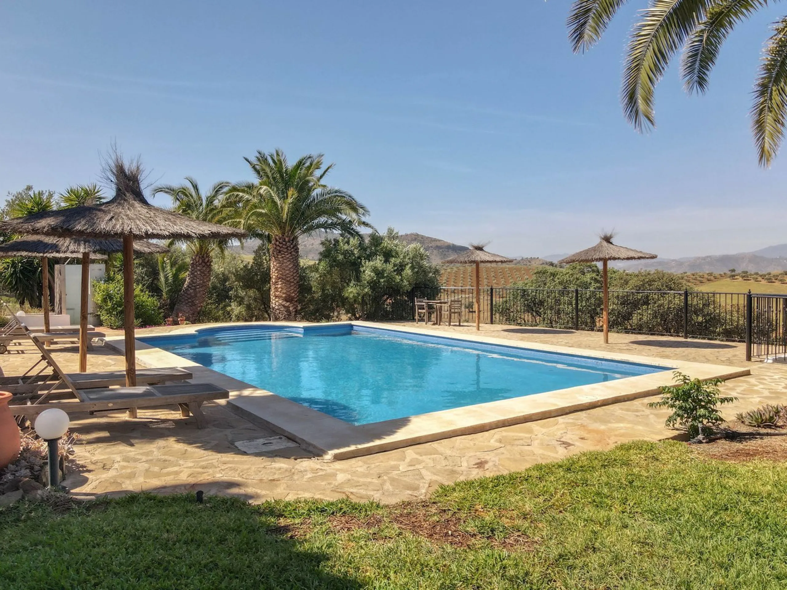 Commercial - Bed and Breakfast в продаже в Alora, Málaga. В доме 7 спален и 6 ванных комнат. Площадь дома 580 м². Площадь участка 17000 м²