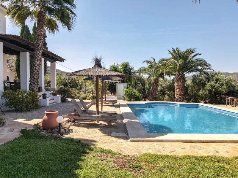 Commercial - Bed and Breakfast в продаже в Alora, Málaga. В доме 7 спален и 6 ванных комнат. Площадь дома 580 м². Площадь участка 17000 м²