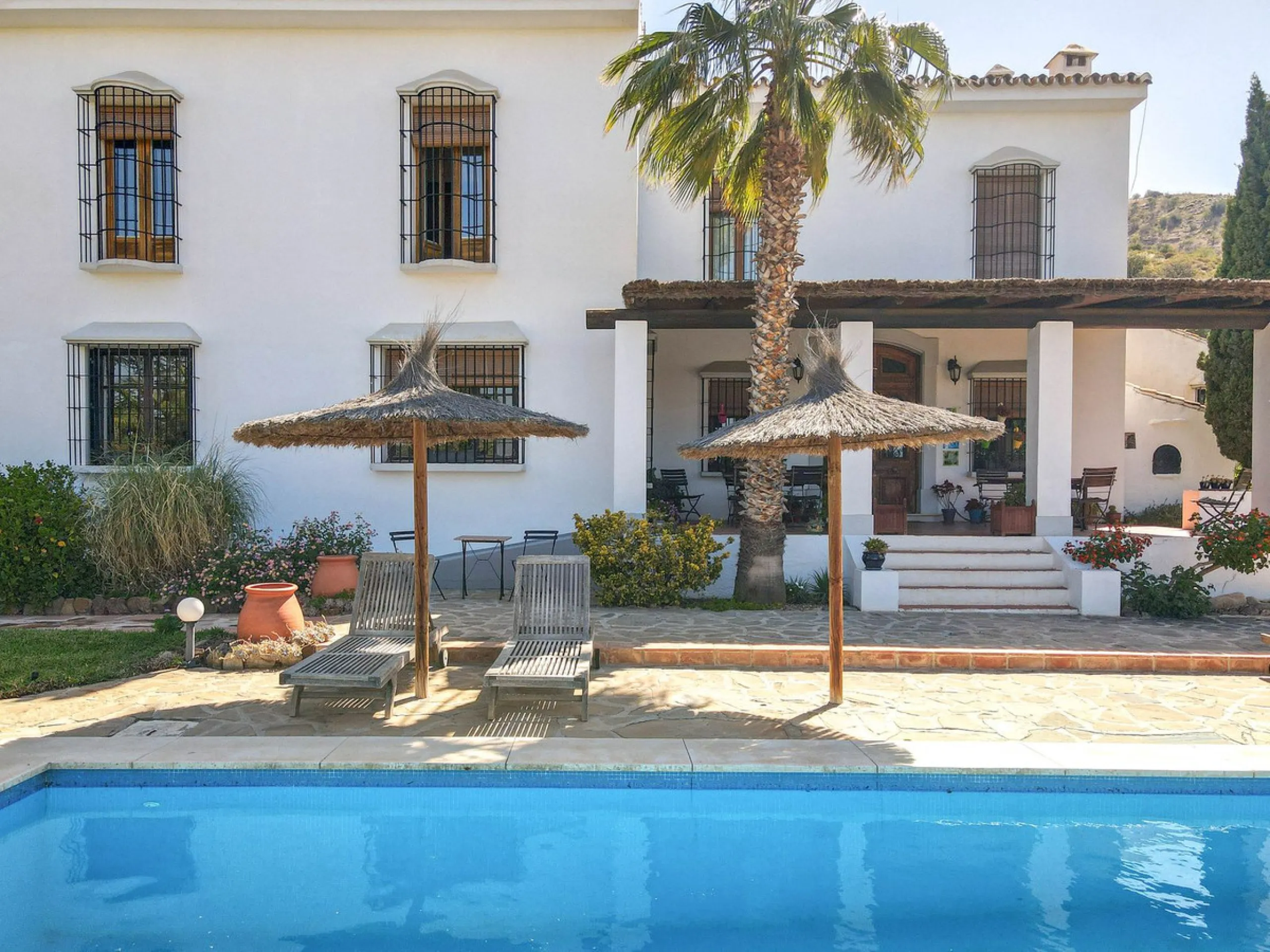 Commercial - Bed and Breakfast в продаже в Alora, Málaga. В доме 7 спален и 6 ванных комнат. Площадь дома 580 м². Площадь участка 17000 м²